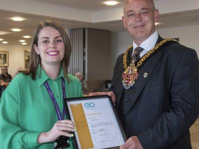 Hannah Finch receives the Education Otherwise KIT award from former Mayor Councillor Greg Brackenridge