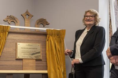 Peter’s widow, Nicky, unveils the naming plaque at Peter Bilson House